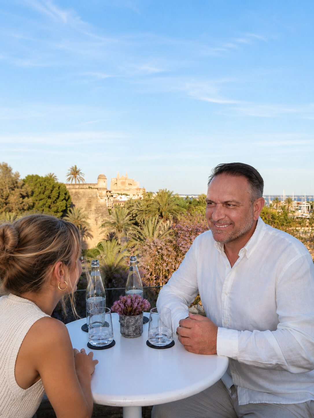 Markus Seubert im Gespräch mit einer Unternehmerin auf Mallorca